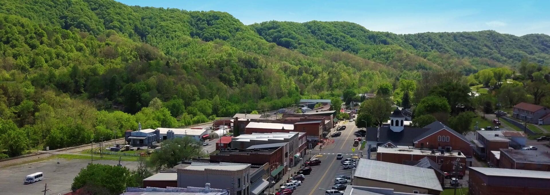 A view of Jackson Street featuring the Scott County Courthouse in Gate City.